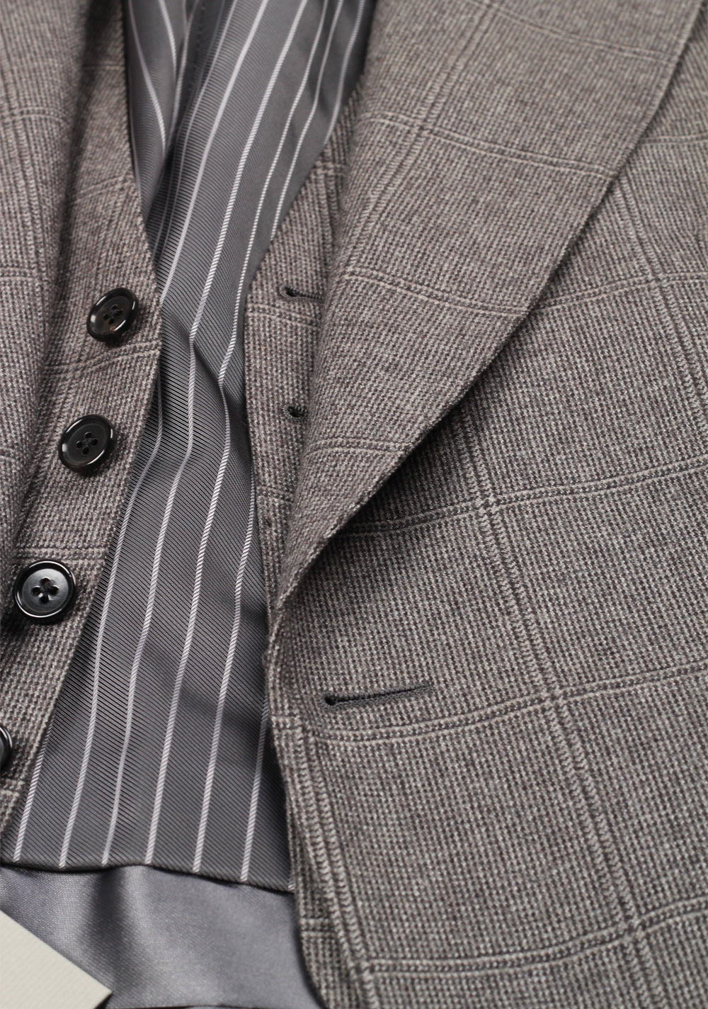 TOM FORD Shelton Gray Checked 3 Piece Suit Size 46 / 36R U.S. Wool
